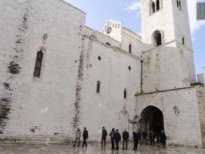Il campanile, corredato di una monofora e due bifore � costruito su un arcone suggestivo...